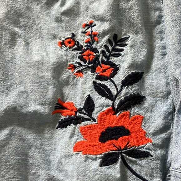 Old Navy The Classic Shirt denim button down with embroidered flowers Size L - Picture 2 of 3
